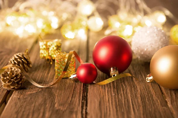 Χριστουγεννιάτικο Δέντρο Διακοσμήσεις Που Ένα Ρουστίκ Ξύλινο Τραπέζι Κατά Φώτα — Φωτογραφία Αρχείου