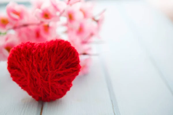 Skylt Med Hjärtan Och Våren Träd Blommor Hängande Trä Bakgrund — Stockfoto