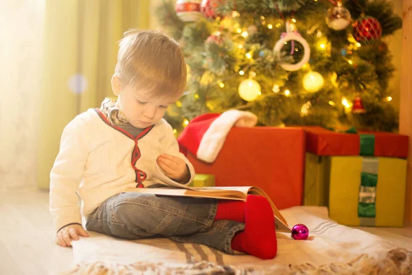 Lindo Niño Leyendo Libro Delante Del Árbol Navidad Casa —  Fotos de Stock