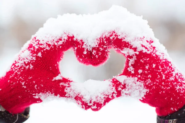 Herzsymbol Mit Schneebedeckten Händen Herstellen — Stockfoto