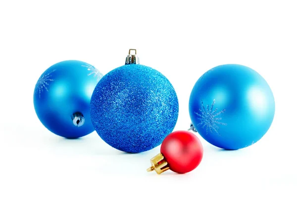 Drie Blauwe Een Rode Kerstballen Met Gouden Lint Boog Geïsoleerd — Stockfoto