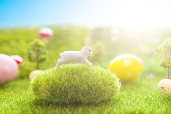 Yeşil Çim Tarlasında Paskalya Yumurtalarının Yanında Tavşanlar — Stok fotoğraf