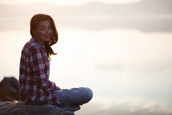 Young Woman Sitting Lake Woods — Stock Photo, Image