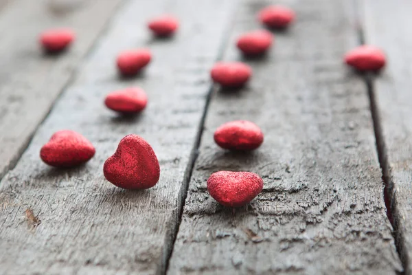 Valentýn Červené Srdce Pozadí Dřeva Srdce Visí Bílém Malované Dřevěné — Stock fotografie