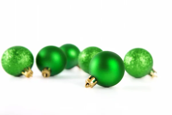 Kleurrijke Groene Kerstversiering Kerstballen Witte Achtergrond — Stockfoto
