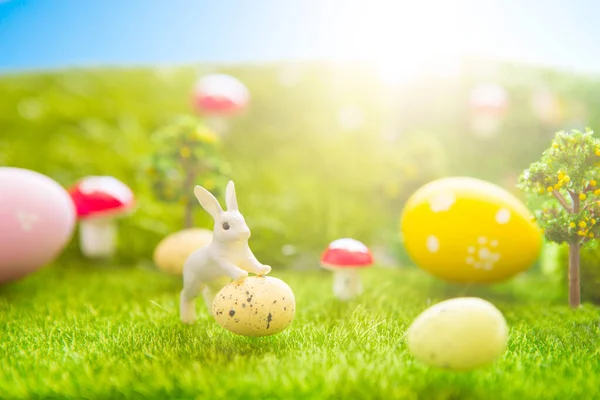 Mutlu Paskalyalar Küçük Paskalya Tavşanı Oyuncakları Yeşil Çimlerde Paskalya Yumurtaları — Stok fotoğraf
