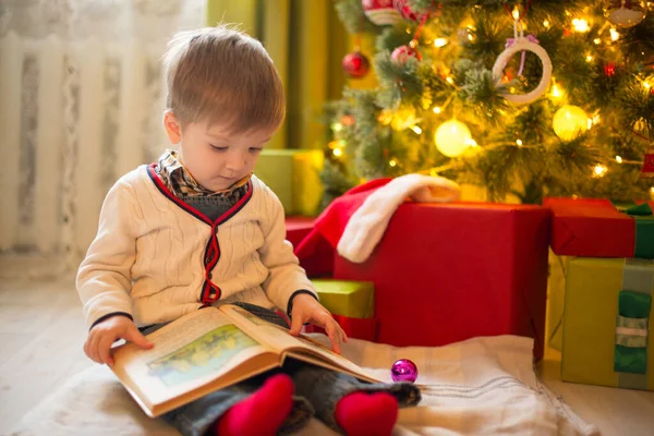 Niño Feliz Con Libro Nochebuena Habitación Decorada Mañana Día Soleado —  Fotos de Stock