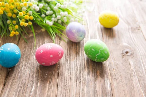 Huevos Pascua Pintados Colores Pastel Sobre Fondo Madera — Foto de Stock