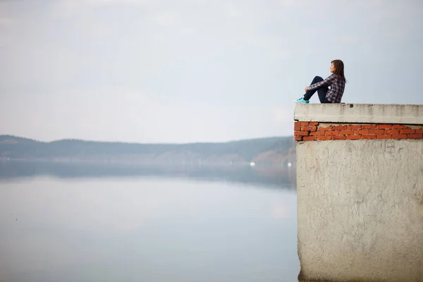 Foto Van Een Mooie Vrouw Met Donker Haar Die Een — Stockfoto