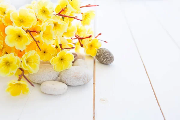 Pierres Spa Avec Fleurs Sakura Jaunes Sur Table Bois Blanc — Photo