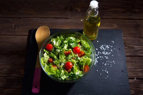 Taze Salata Yaprakları Ahşap Arka Planda Siyah Şist Yüzeyinde Domates — Stok fotoğraf