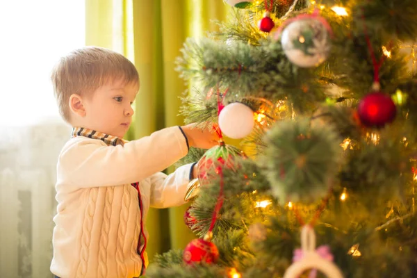 Lindo Niño Pequeño Decorando Árbol Navidad Habitación Vacaciones Navidad Año —  Fotos de Stock