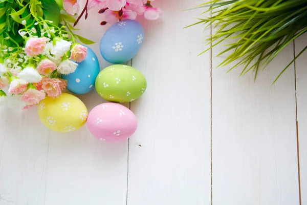 Coloridos Huevos Pascua Decorados Sobre Fondo Madera Blanca Feliz Pascua — Foto de Stock