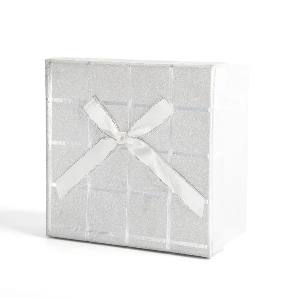 Серебряный Рождественский Подарок Коробка Блестящей Лентой Изолированы Белом — стоковое фото