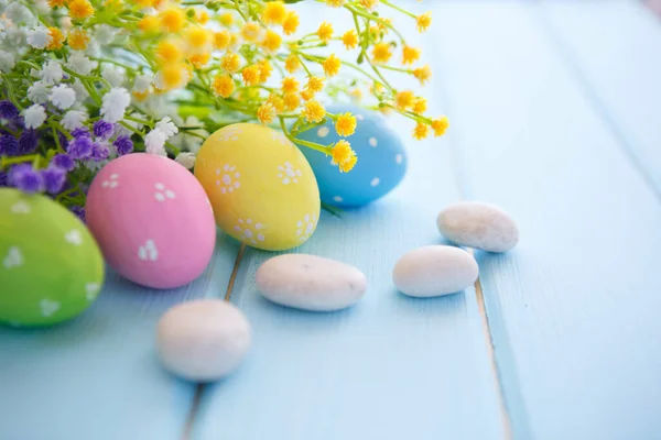 Oeufs Pâques Décorés Colorés Sur Fond Bois Blanc Joyeuses Pâques — Photo