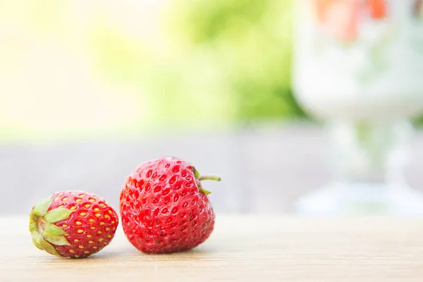 Dos Strawberryes Tabla Cortar Mesa Madera Sobre Jardín Soleado Verde —  Fotos de Stock