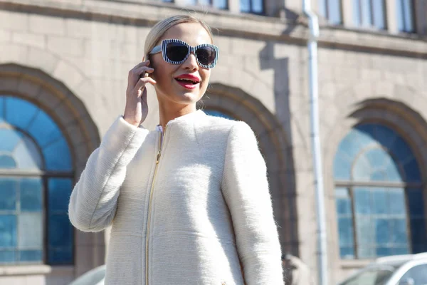 Jonge Mode Business Vrouw Zonnebril Een Stad Straat — Stockfoto