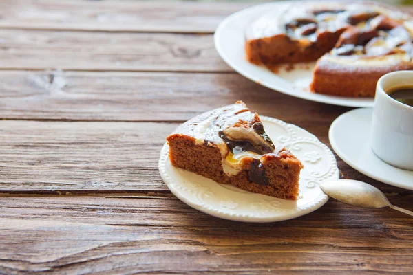 Kaffe Och Kaka Plattan Träbordet Bakgrund — Stockfoto