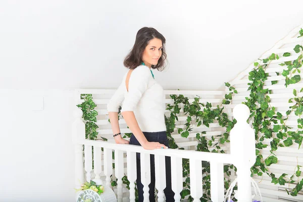 Bella Ragazza Sulla Terrazza Sullo Sfondo — Foto Stock