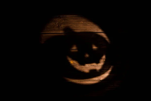 Calabaza Sonriente Halloween Jack Linterna Sombra Sobre Fondo Madera Oscura — Foto de Stock