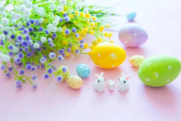 Conejo Pascua Con Huevos Pascua Sobre Fondo Madera Primer Plano —  Fotos de Stock