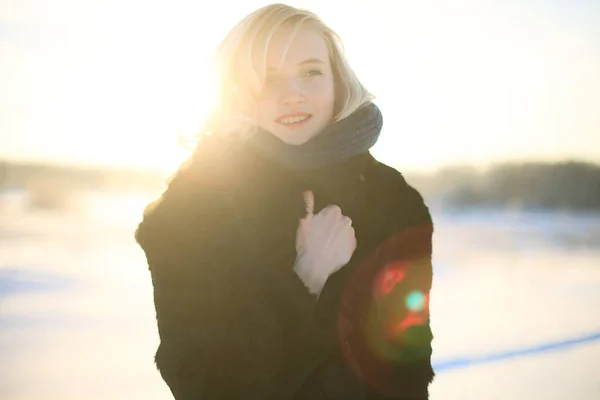 Mujer Joven Disfrutando Del Invierno — Foto de Stock