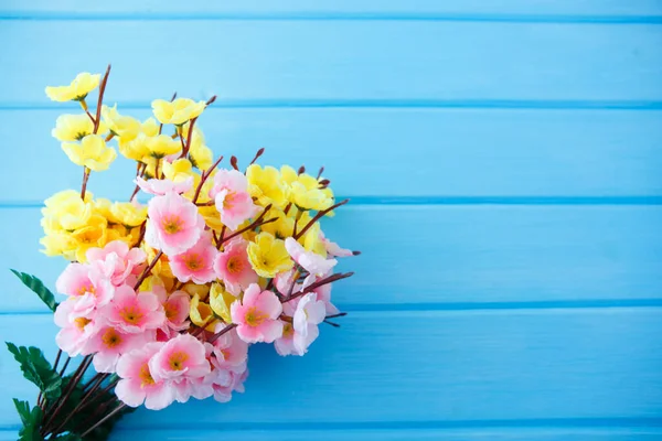 Wiosenny Kwiat Niebieskim Drewnianym Tle — Zdjęcie stockowe