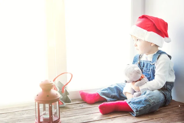 Lindo Chico Sentado Junto Ventana Con Regalo Navidad Sus Manos —  Fotos de Stock