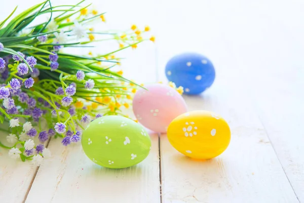 Coloridos Huevos Pascua Flores Mesa Madera — Foto de Stock