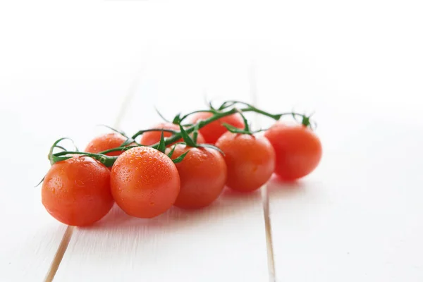 Heerlijke Rode Tomaten Kers Een Witte Houten Tafel Achtergrond — Stockfoto