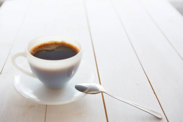 Witte Koffiebeker Met Rijke Koffie Een Witte Houten Tafel — Stockfoto