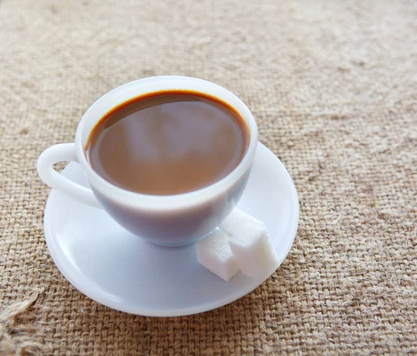 Tazza Caffè Bianco Con Caffè Ricco Uno Sfondo Tessile — Foto Stock