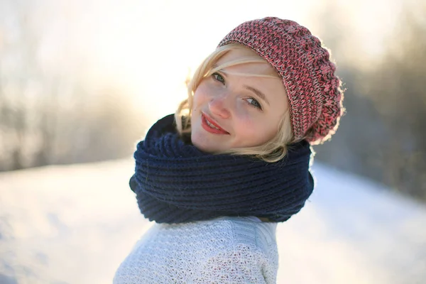 Jonge Vrouw Genieten Van Winter — Stockfoto