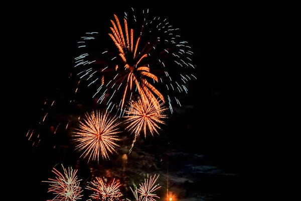 Tűzijáték Robban Éjszakai Égbolton — Stock Fotó