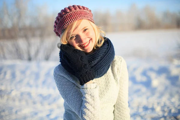 冬を楽しむ若い女性 — ストック写真