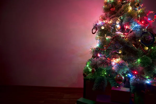 Krásně Zdobený Vánoční Stromek Mnoha Dárky Pod Ním — Stock fotografie