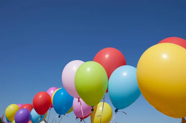 Bunte Luftballons Auf Naturhintergrund — Stockfoto