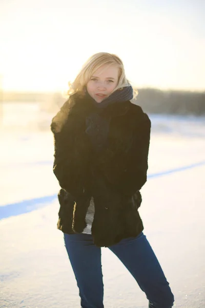 Молодая Женщина Наслаждается Зимой — стоковое фото
