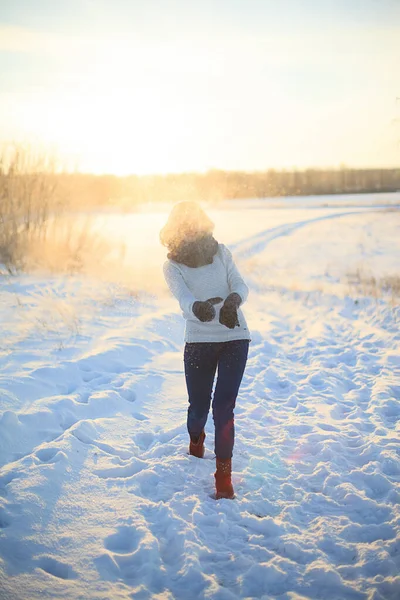 Jonge Vrouw Genieten Van Winter — Stockfoto