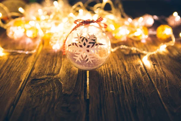 Vintage Tło Boże Narodzenie Bombki Drewnianym Tle Boże Narodzenie Światła — Zdjęcie stockowe
