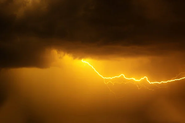 Relâmpago Com Nuvens Dramáticas Tempestade Noturna — Fotografia de Stock