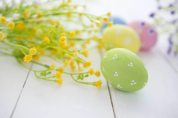 Oeufs Pâques Décorés Colorés Sur Fond Bois Blanc Joyeuses Pâques — Photo