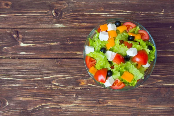 Verse Gezonde Griekse Salade Een Houten Tafel Bekijk Van Bovenaf — Stockfoto