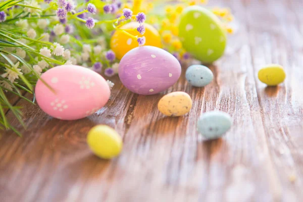 Œufs Pâques Branche Avec Des Fleurs Sur Fond Bois Rustique — Photo