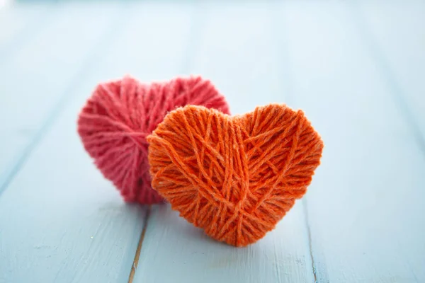 木のバレンタインデーのバナーの赤い心 — ストック写真