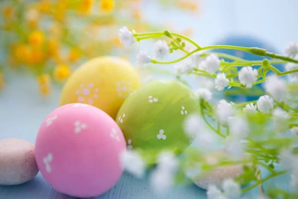 Oeufs Pâques Décorés Colorés Sur Fond Bois Blanc Joyeuses Pâques — Photo