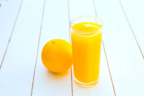 Ποτήρι Φρεσκοστυμμένου Πορτοκαλιού Λευκό Ξύλινο Τραπέζι — Φωτογραφία Αρχείου