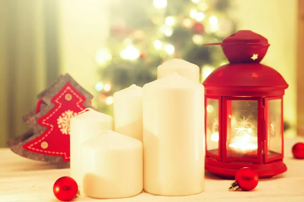 Красные Свечи Фоне Рождественской Елки Интерьере — стоковое фото