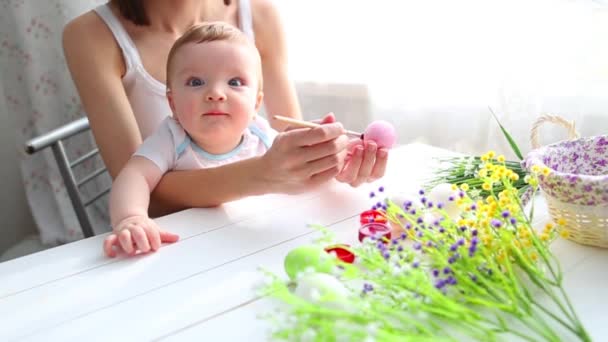 Matka Jej Syn Malują Wielkanocne Jaja Szczęśliwa Rodzina Przygotowuje Się — Wideo stockowe