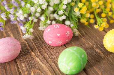 Ahşap arka planda Paskalya yumurtaları olan Paskalya tavşanı. Yakın plan..